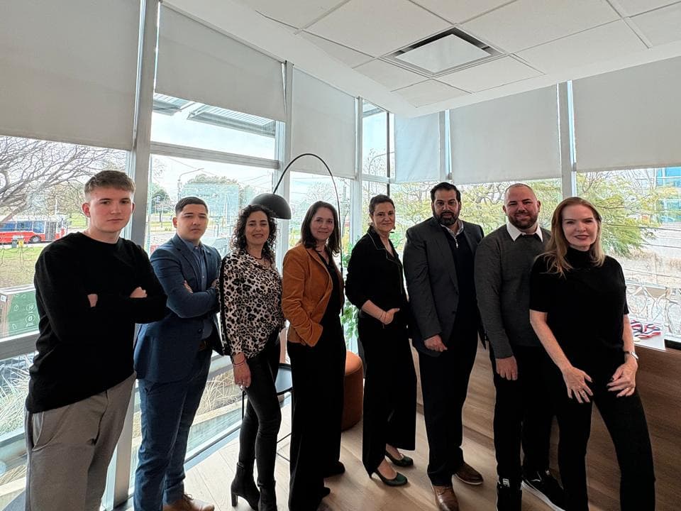 El equipo de AL Consultora & Asociados en sus oficinas